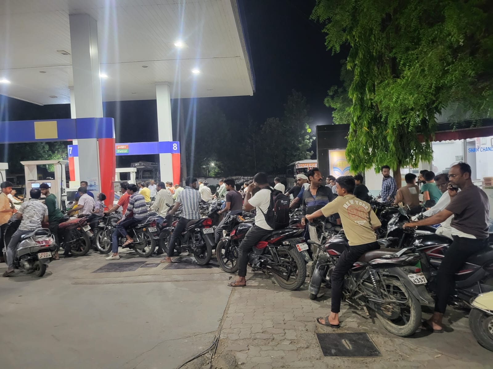 पेट्रोल पंप के बाहर खड़े लोग