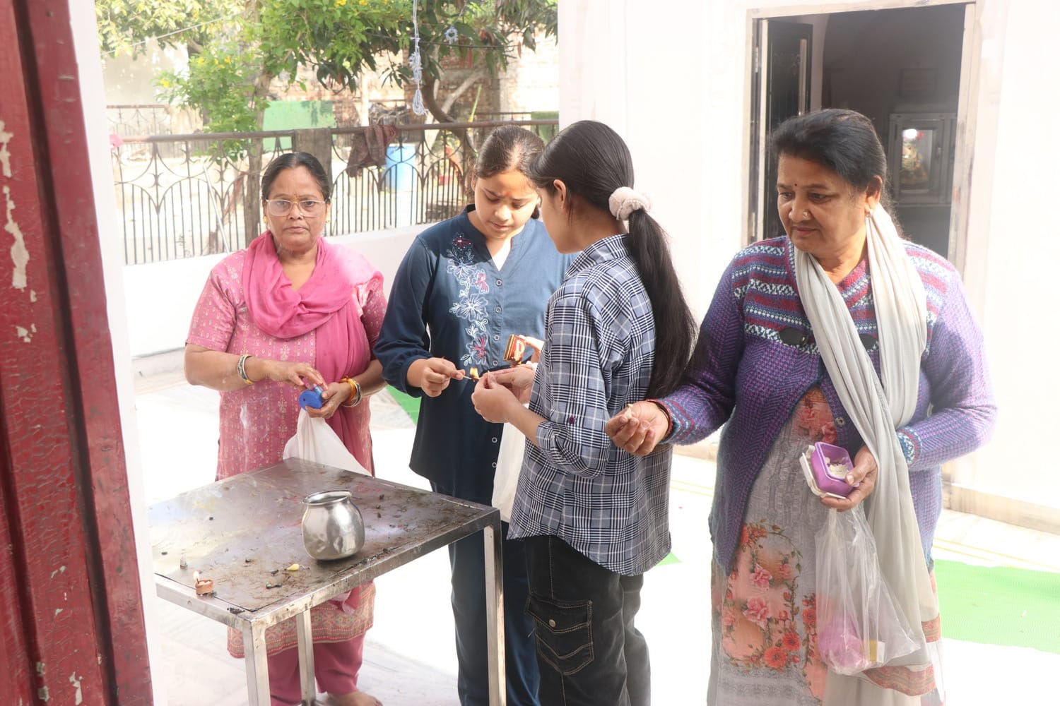 रंग बिरंगे फूलों से सजा जगाधरी का देवी भवन मंदिर। संवाद