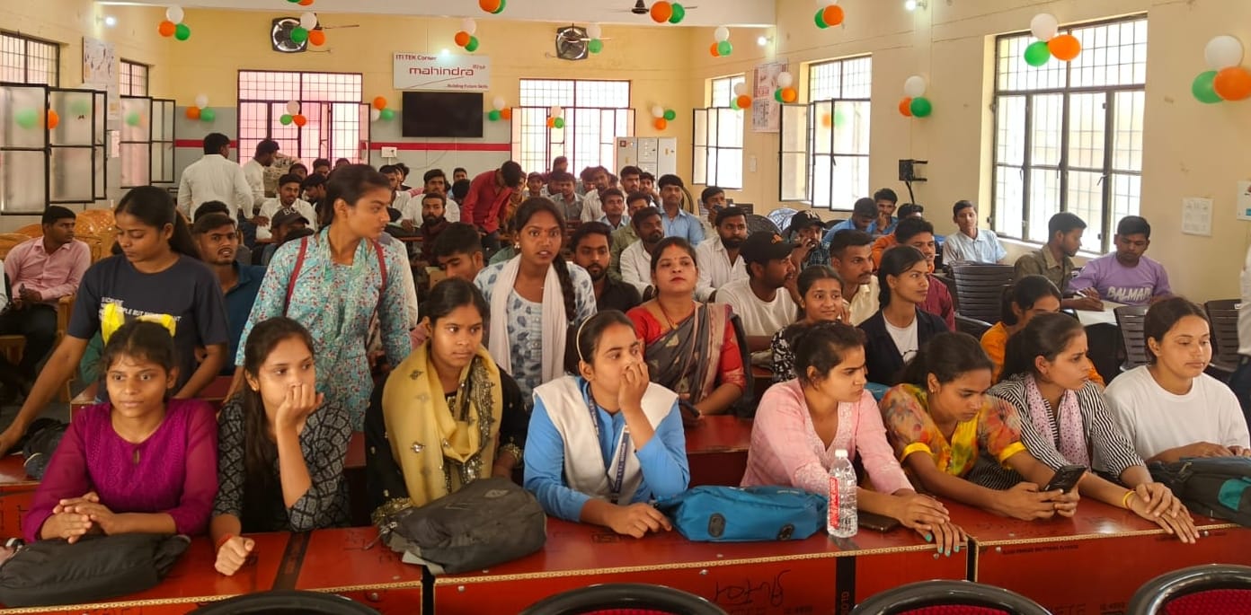 राजकीय आईटीआई में मंगलवार को आयोजित रोजगार मेले में मौजूद युवा और नियुक्ति पत्र के साथ प्रतिभा