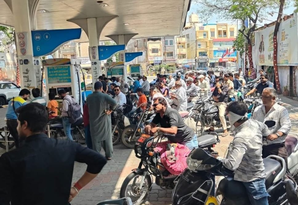 रतलाम जिले के धामनोद में स्थित पेट्रोल पंप पर लगी भीड़।