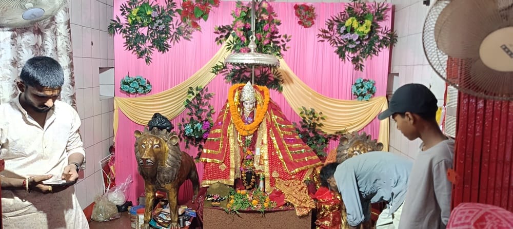 सोना भवानी मंदिर में पूजा करते श्रद्धालु।स्रोत-सोशल मीडिया