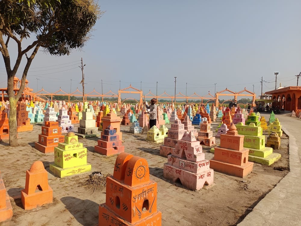 सेवरही में छठ घाट की सफाई करते सफाईकर्मी।स्रोत-सोशल मीडिया