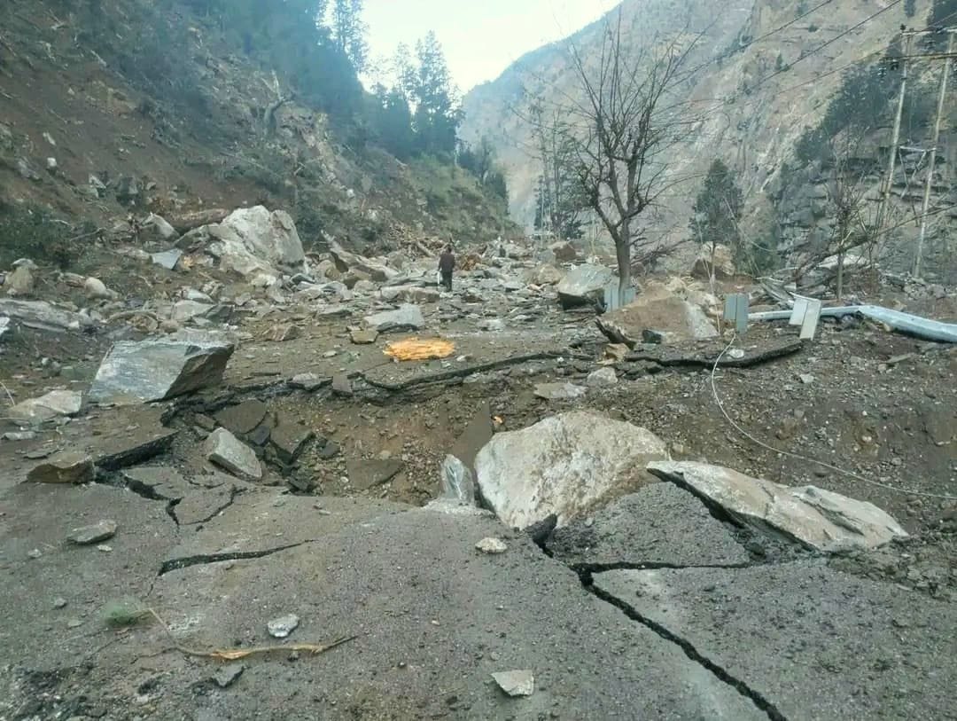 शोंगटोंग में एनएच बाधित होने से पैदल सडक़ पार करते यात्री। संवाद