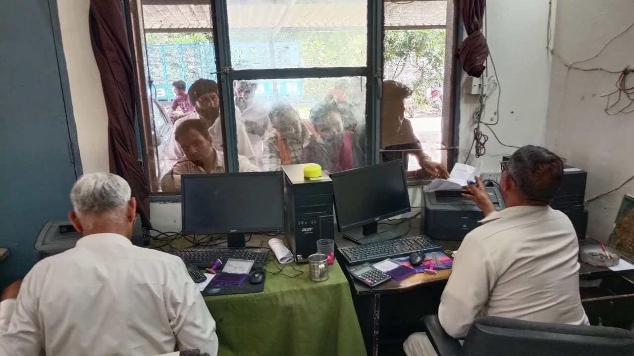 शहर के बिजली निगम के कार्यालय में बिल जमा करवाते उपभोक्ता। संवाद शहर के बिजली निगम के कार्यालय में बिल जमा करवाते उपभोक्ता। संवाद