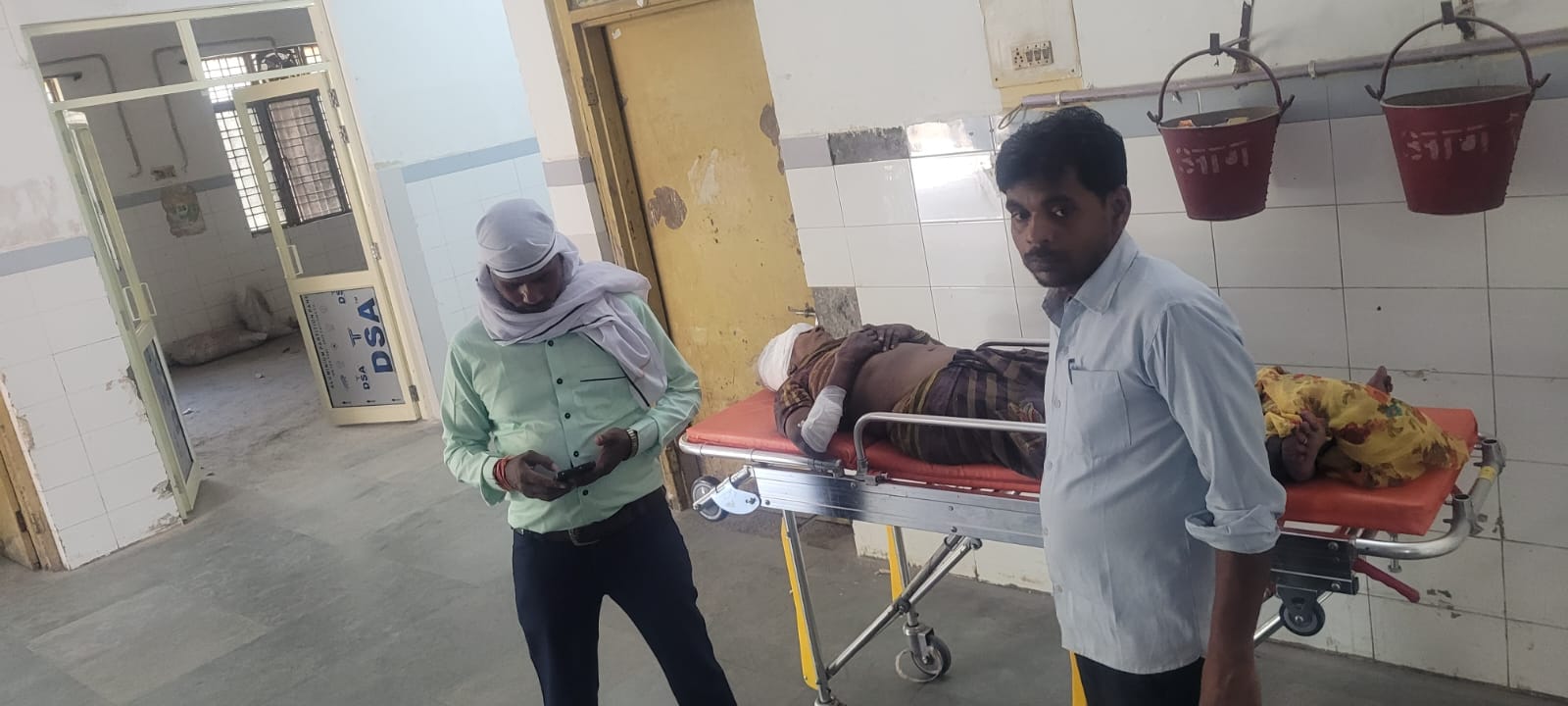 शिकोहाबाद रोड पर हादसे के खाई में घुसी सीएनजी से लदी कैंटर। संवाद