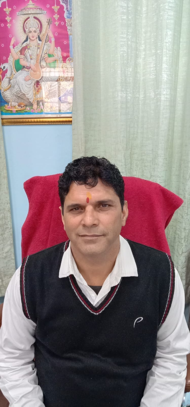 शमशेर स्कूल नाहन में स्क्रैब से तैयार किए नये डेस्कों पर बैठे विद्यार्थी। संवाद