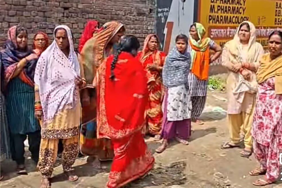 शिव कॉलोनी में टावर लगाने का विरोध करतीं महिलाएं। सोशल मीडिया