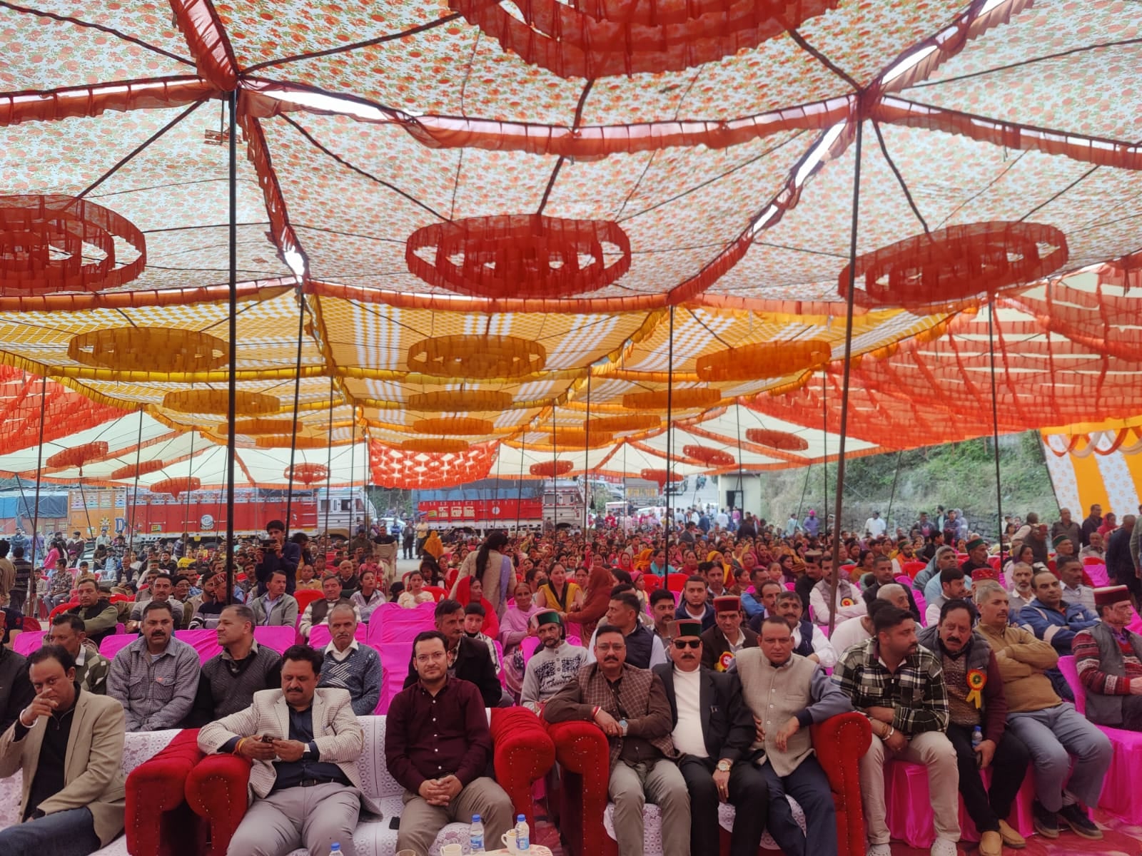 दाड़लाघाट में आयोजित 26वीं देव जातर के दौरान देव पालकियों के साथ उपायुक्त सोलन मनमोहन शर्मा।