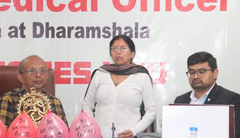 धर्मशाला में टीबी मुक्त भारत अभियान दो का शुभारंभ पर निक्षय मित्रों को सम्मानित करते हुए सीएम