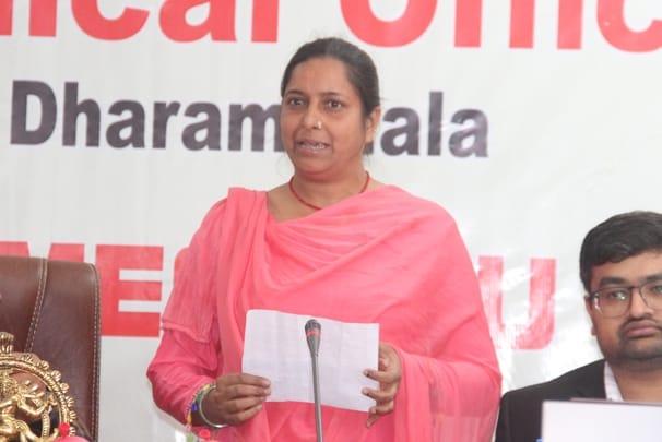 धर्मशाला में टीबी मुक्त भारत अभियान दो का शुभारंभ पर निक्षय मित्रों को सम्मानित करते हुए सीएम