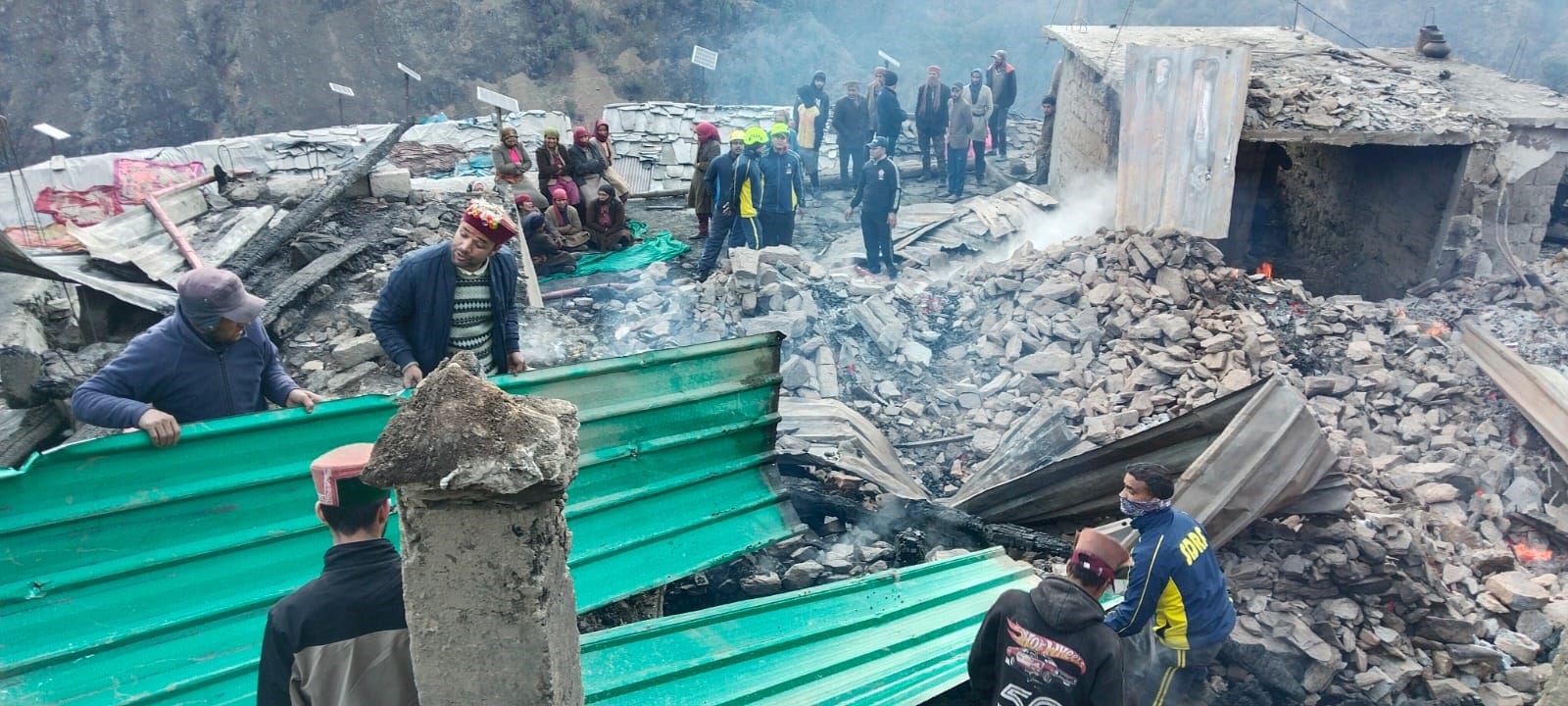 उत्तरकाशी के फिताड़ी गांव में हुई आग को बुझाते फयर सर्विस की टीम। स्रोत सूचना