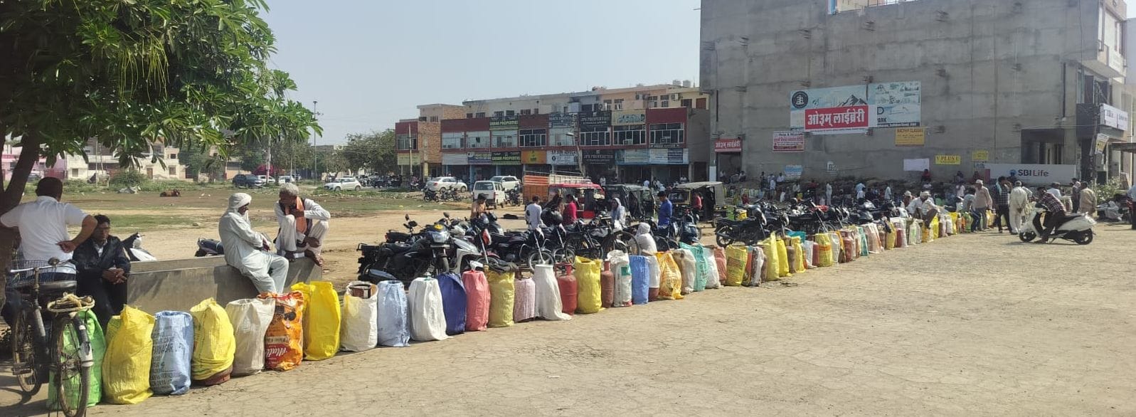 24जेएनडी04: गैस सिलिंडर लेने के लिए पुलिस के पहरे में लगी लाइन। संवाद