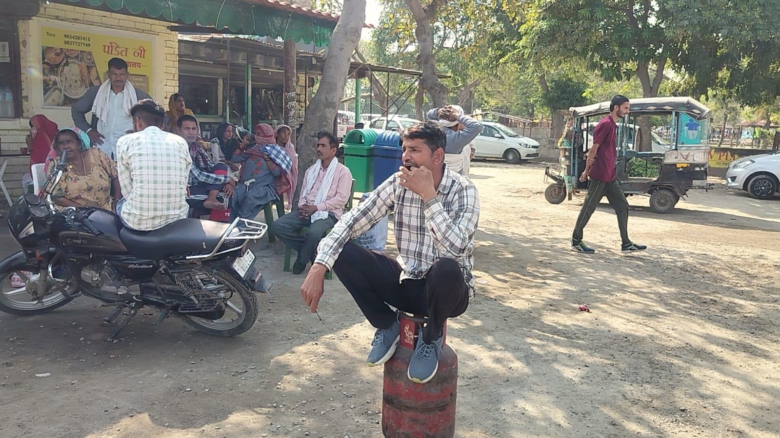 24जेएनडी04: गैस सिलिंडर लेने के लिए पुलिस के पहरे में लगी लाइन। संवाद