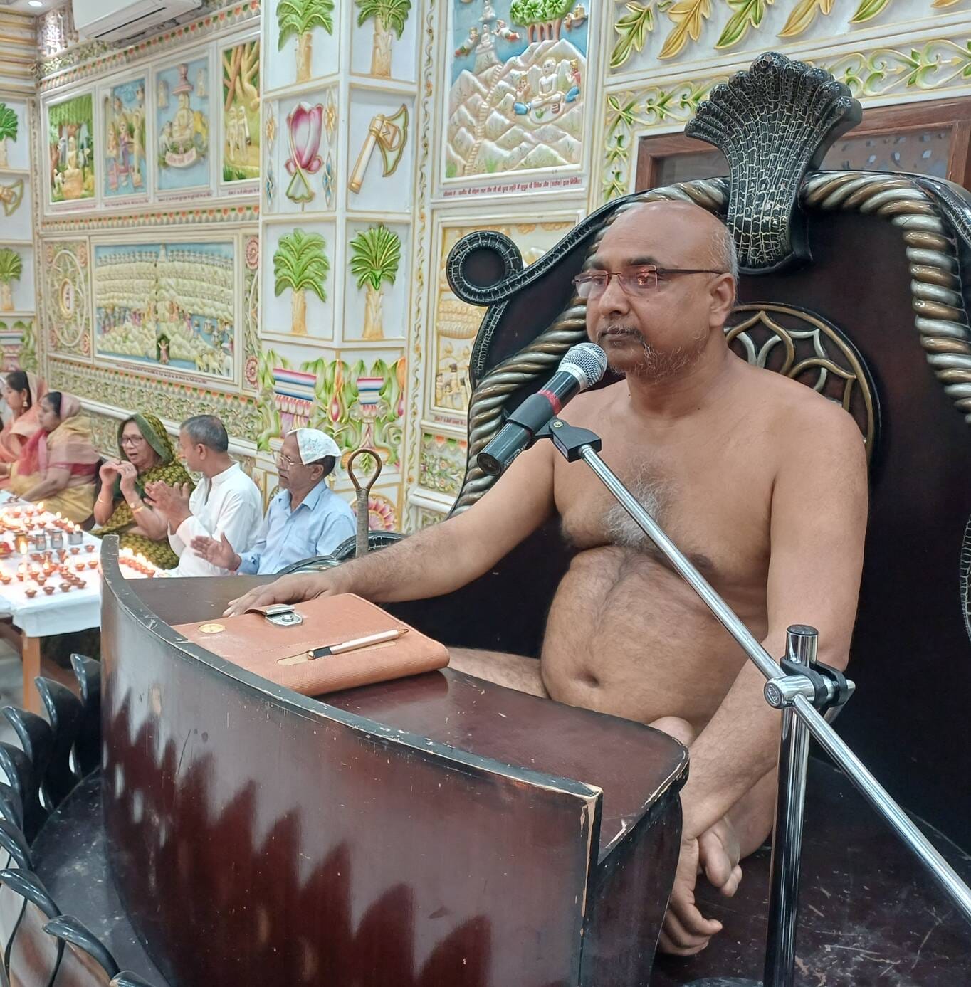 अंबाला छावनी के दिगंबर जैन मंदिर में आयोजित कार्यक्रम में दीप प्रज्ज्वलित करते श्रद्धालु। अंबाला छावनी के दिगंबर जैन मंदिर में आयोजित कार्यक्रम में दीप प्रज्ज्वलित करते श्रद्धालु।