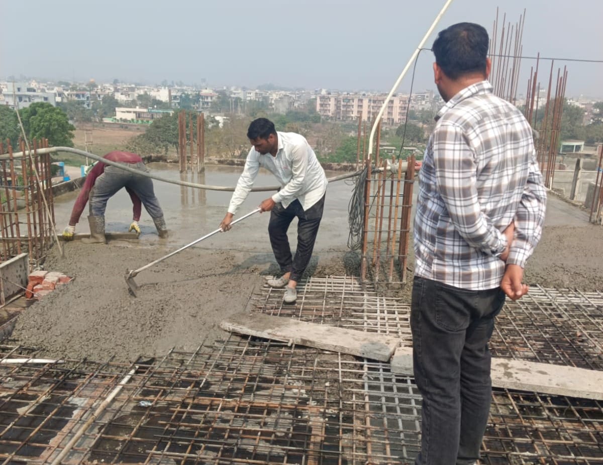 अधिकारियों से नक्शे पर विकास कार्यों पर चर्चा करतीं मेयर।  प्रवक्ता