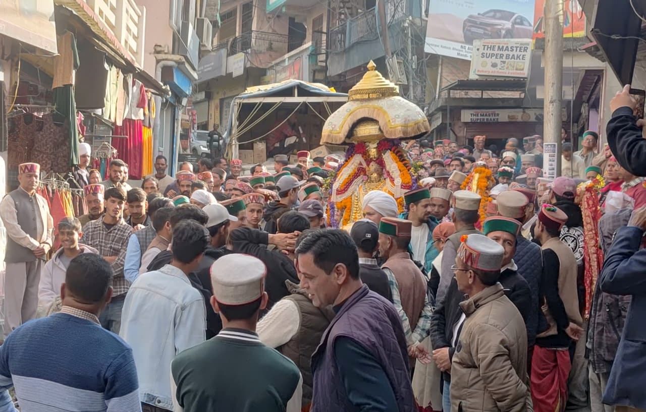 बंजार दुआला जाच में शामिल होते देवता श्रृंगा ऋषि।