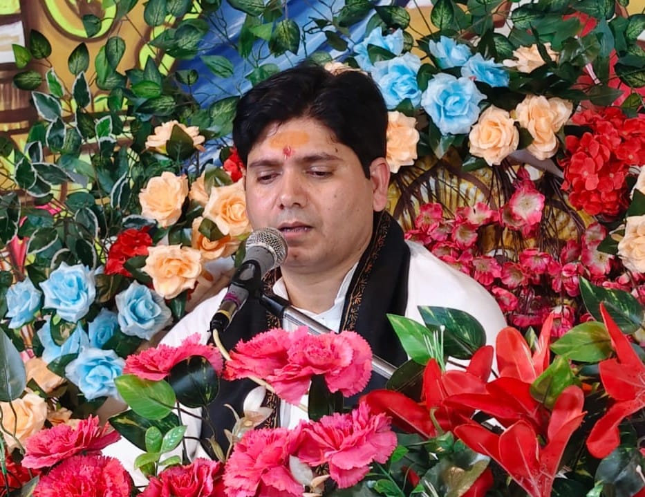 बराड़ा के पैलेस में  श्रीमद् भागवत कथा सुनते श्रद्धालु। प्रवक्ता