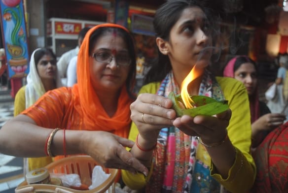 चंडी मंदिर में माता की पूजा करते श्रद्धालु। संवाद