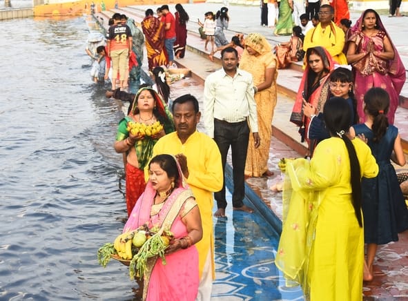 चैती छठ पर व्रती महिलाओं ने दिया अस्ताचल सूर्य को अर्घ्य