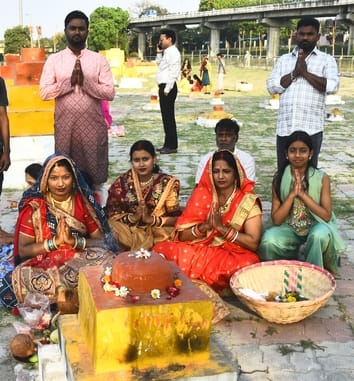 चैती छठ पर व्रती महिलाओं ने दिया अस्ताचल सूर्य को अर्घ्य