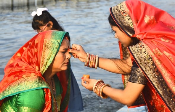 चैती छठ पर व्रती महिलाओं ने दिया अस्ताचल सूर्य को अर्घ्य