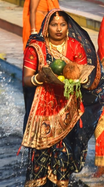 चैती छठ पर व्रती महिलाओं ने दिया अस्ताचल सूर्य को अर्घ्य