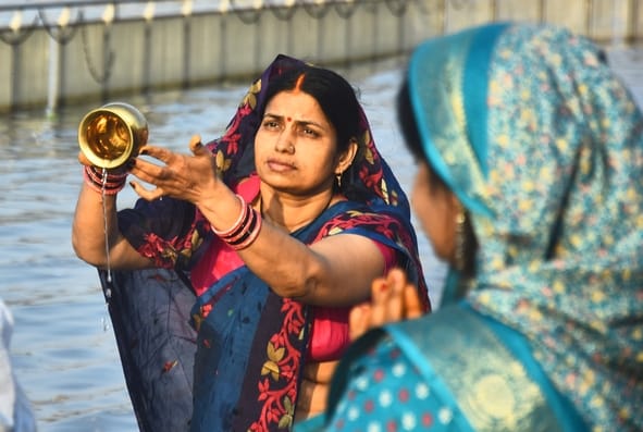 चैती छठ पर व्रती महिलाओं ने दिया अस्ताचल सूर्य को अर्घ्य
