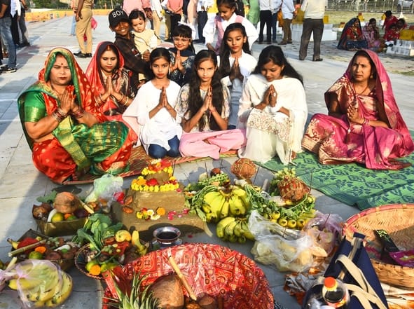 चैती छठ पर व्रती महिलाओं ने दिया अस्ताचल सूर्य को अर्घ्य