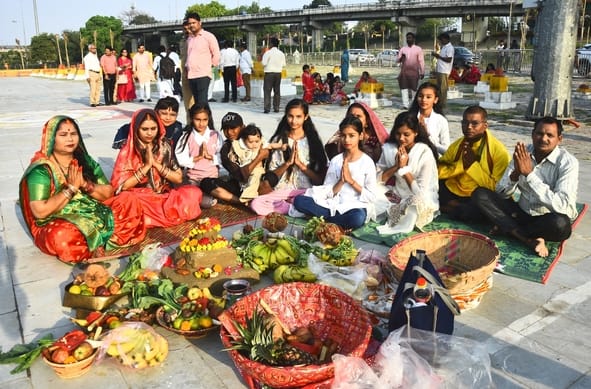 चैती छठ पर व्रती महिलाओं ने दिया अस्ताचल सूर्य को अर्घ्य