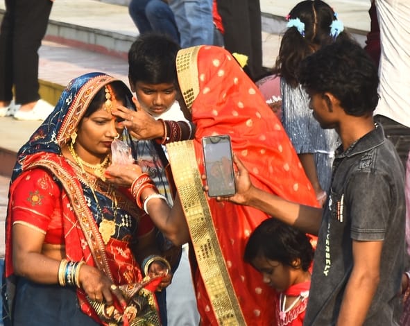 चैती छठ पर व्रती महिलाओं ने दिया अस्ताचल सूर्य को अर्घ्य