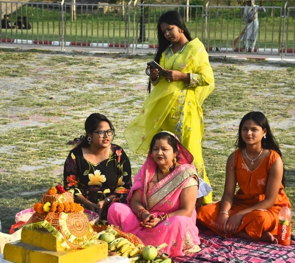 चैती छठ पर व्रती महिलाओं ने दिया अस्ताचल सूर्य को अर्घ्य