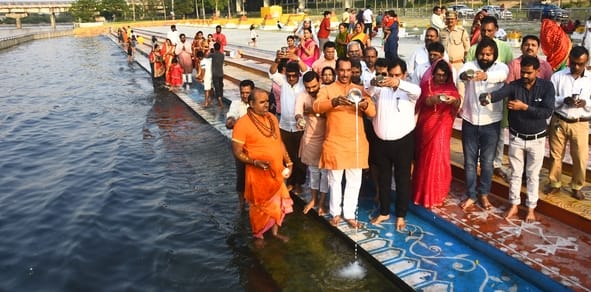 चैती छठ पर व्रती महिलाओं ने दिया अस्ताचल सूर्य को अर्घ्य