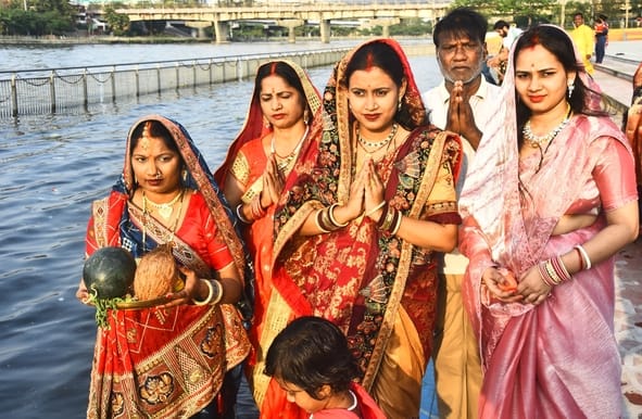 चैती छठ पर व्रती महिलाओं ने दिया अस्ताचल सूर्य को अर्घ्य