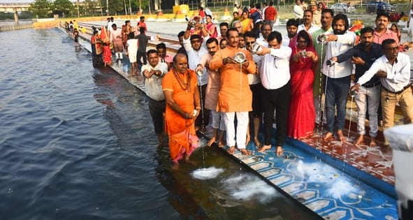 चैती छठ पर व्रती महिलाओं ने दिया अस्ताचल सूर्य को अर्घ्य