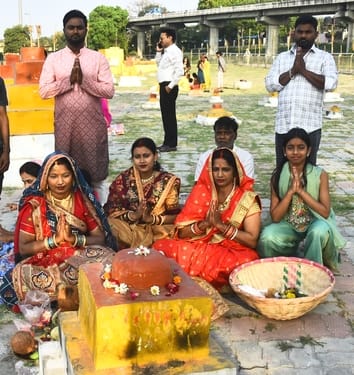 चैती छठ पर व्रती महिलाओं ने दिया अस्ताचल सूर्य को अर्घ्य