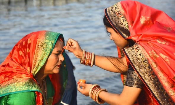 चैती छठ पर व्रती महिलाओं ने दिया अस्ताचल सूर्य को अर्घ्य