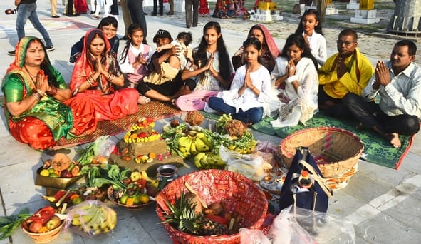 चैती छठ पर व्रती महिलाओं ने दिया अस्ताचल सूर्य को अर्घ्य