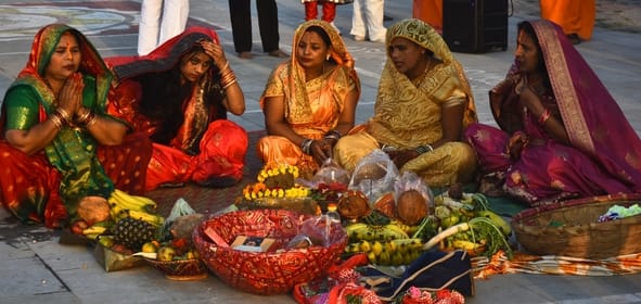 चैती छठ पर व्रती महिलाओं ने दिया अस्ताचल सूर्य को अर्घ्य
