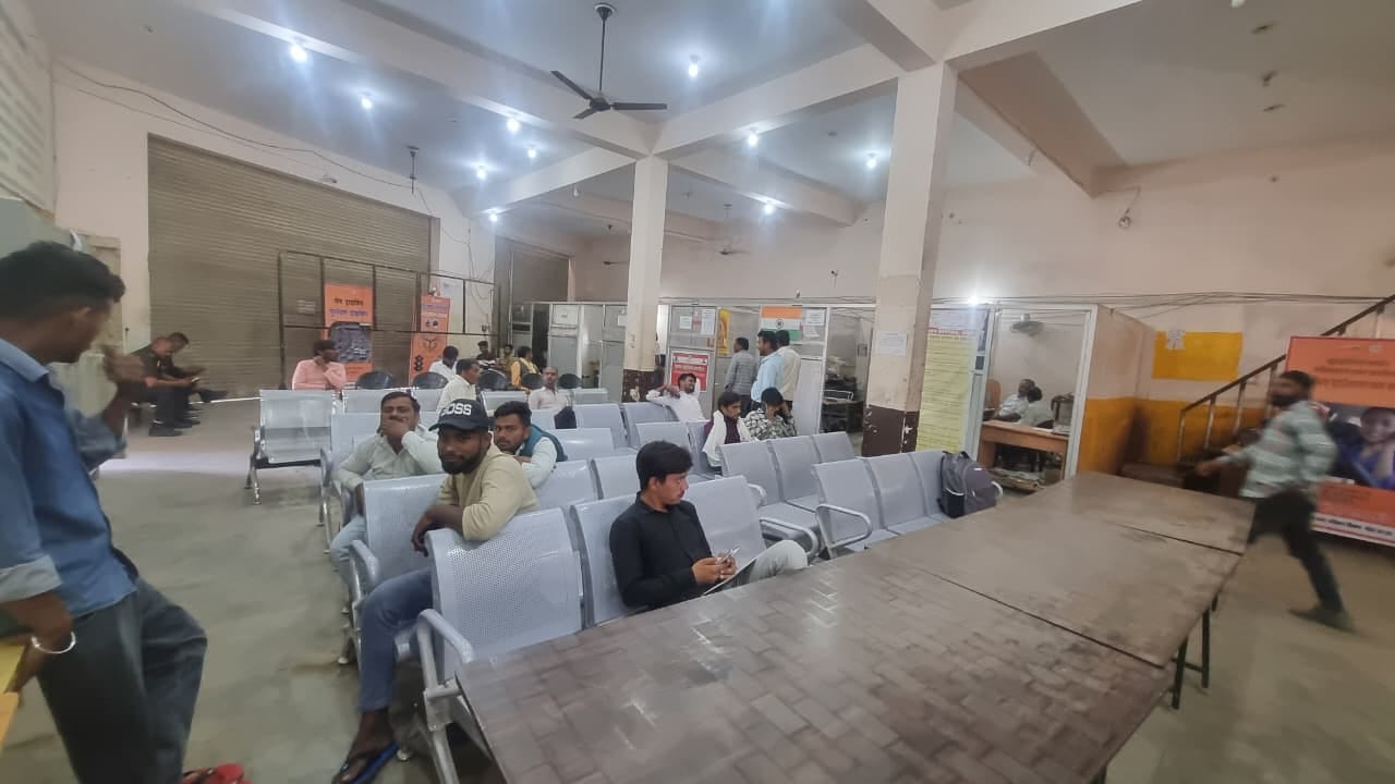 फोटो- 10 लोगों की जागरूकता के लिए विभाग ने दलालों से सचेत रहने की सूचना की चस्पा। संवाद