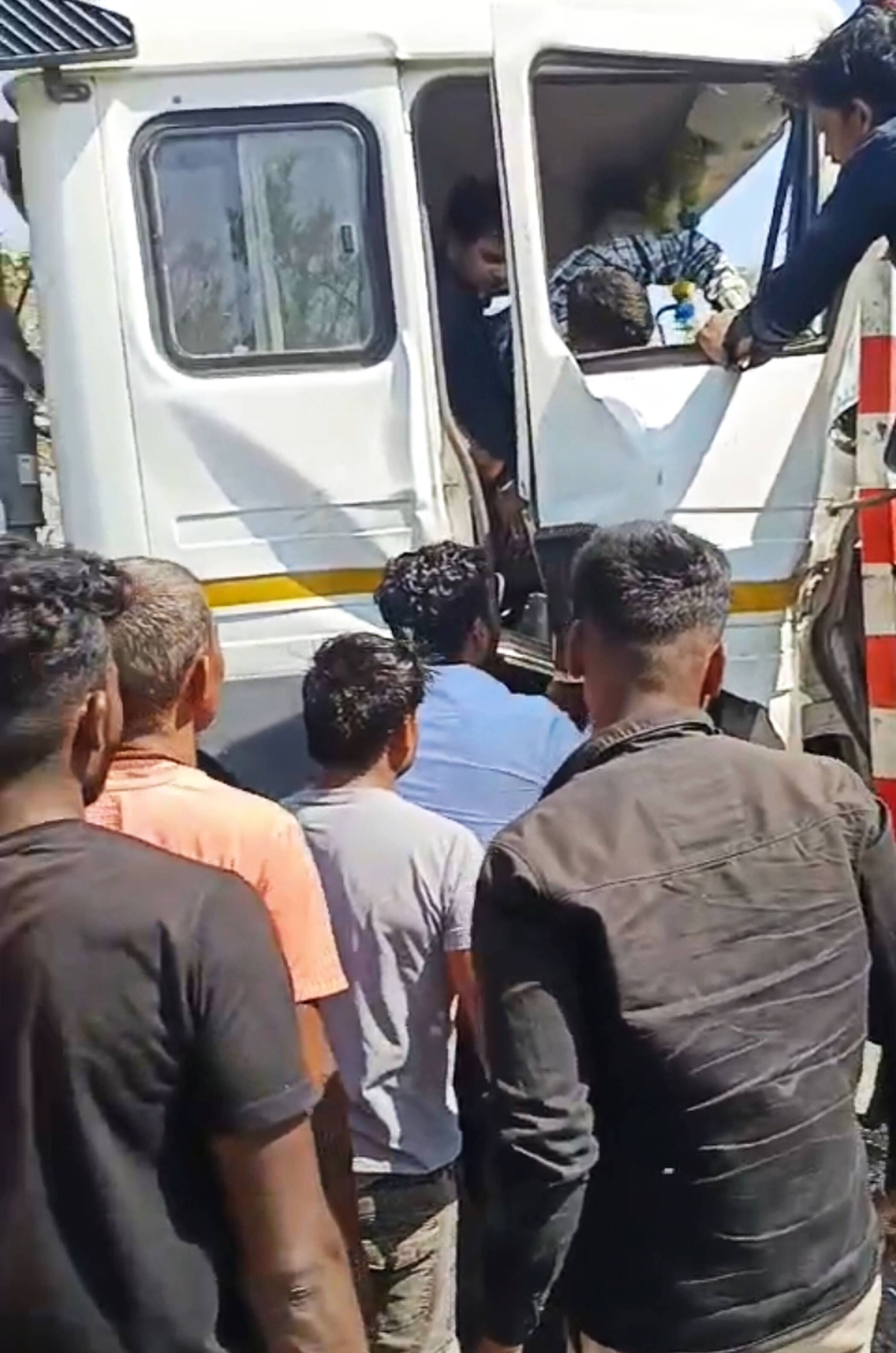 फोटो 20- यमुना पुल पर डंपरों की भिड़ंत के बाद फसे ड्राइबर को निकालते लोग। वीडियो ग्रैब