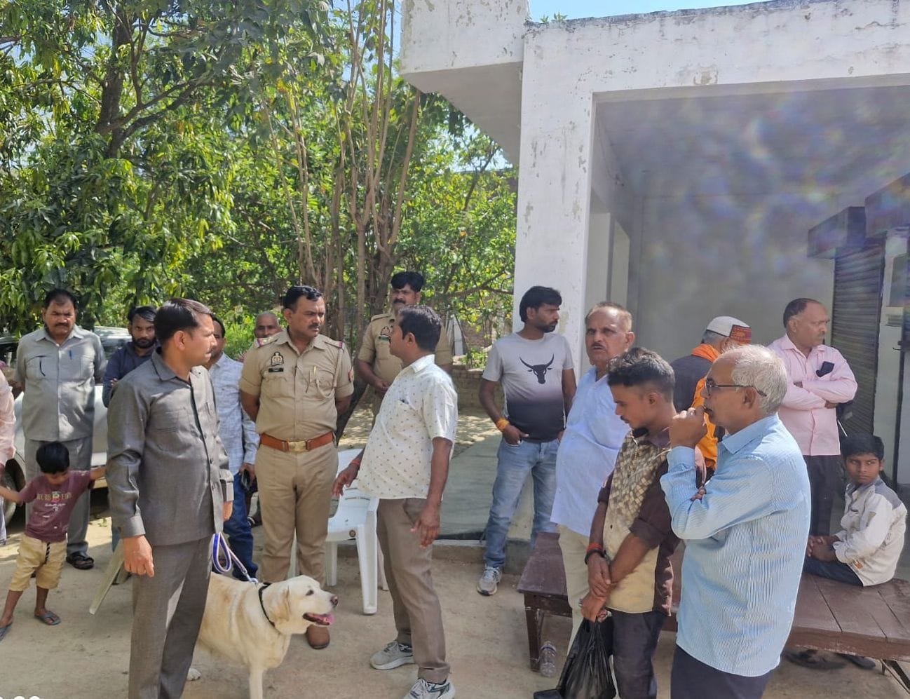 फोटो-24- बेहटाभवानी गांव में लाखों की चोरी की घटना के बाद जांच करती डॉग स्क्वायड टीम। संवाद