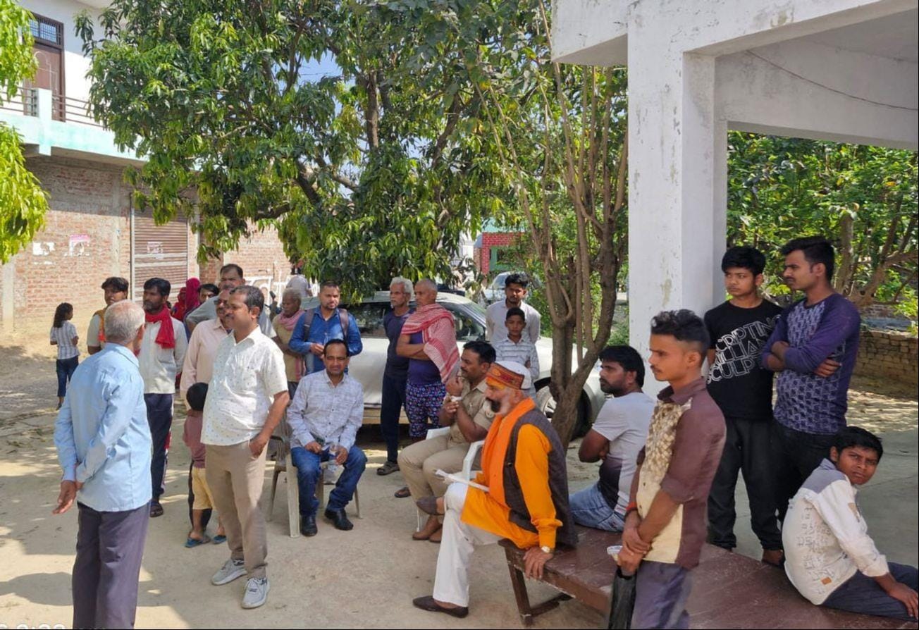 फोटो-24- बेहटाभवानी गांव में लाखों की चोरी की घटना के बाद जांच करती डॉग स्क्वायड टीम। संवाद