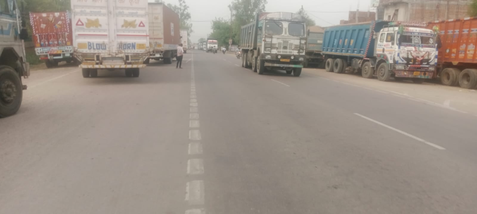 फोटो 24 एचएएमपी -12 कुछेछा पुलिस चौकी के सामने हाईवे किनारे सड़क पर खड़े सीज वाहन। संवाद फोटो 24 एचएएमपी -12 कुछेछा पुलिस चौकी के सामने हाईवे किनारे सड़क पर खड़े सीज वाहन। संवाद