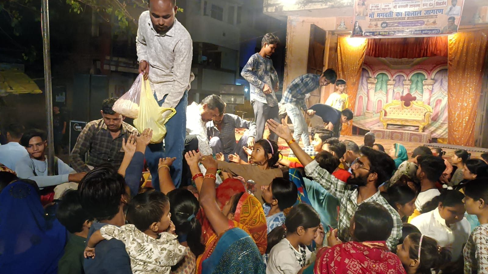 फोटो 24 एचएएमपी - 14 दुर्गा पंडाल में सुदामा चरित्र का मंचन करते कलाकार। संवाद