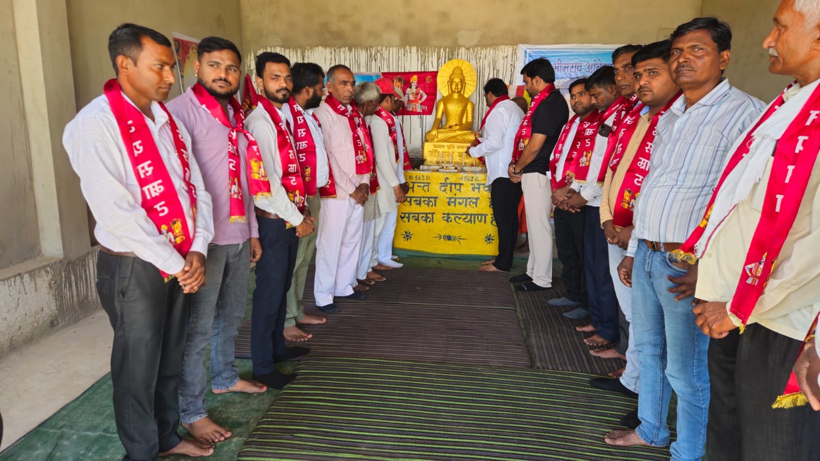 फोटो 29 नवीगंज में सम्राट अशोक की शोभायात्रा निकालते लोग। संवाद