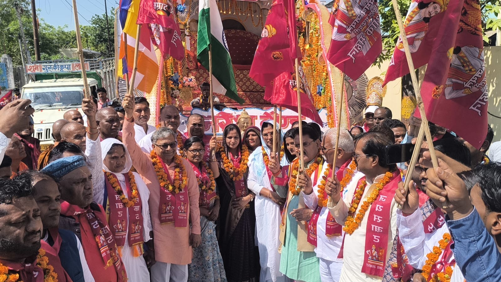 फोटो 29 नवीगंज में सम्राट अशोक की शोभायात्रा निकालते लोग। संवाद