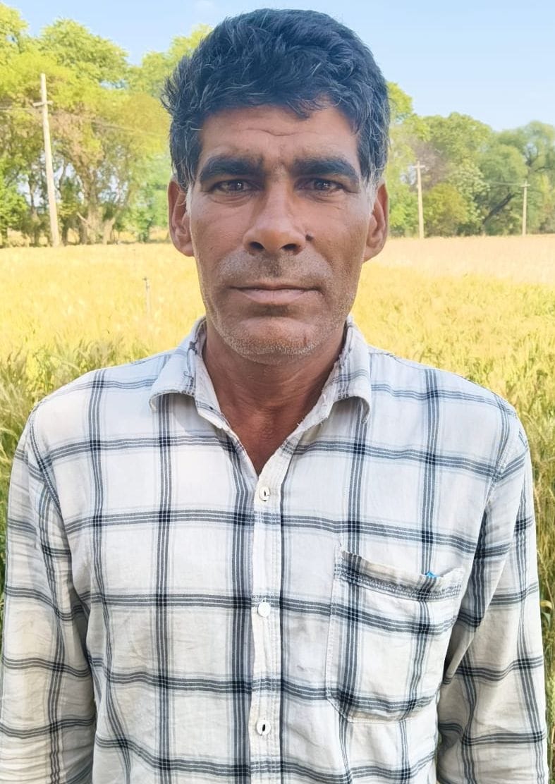 फोटो संख्या:51 गांव झूक में बैक टू बैक मशीन से सरसों की थ्रेसिंग कराते किसान--संवाद