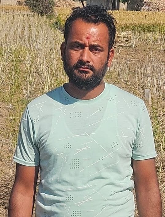 फोटो संख्या:51 गांव झूक में बैक टू बैक मशीन से सरसों की थ्रेसिंग कराते किसान--संवाद