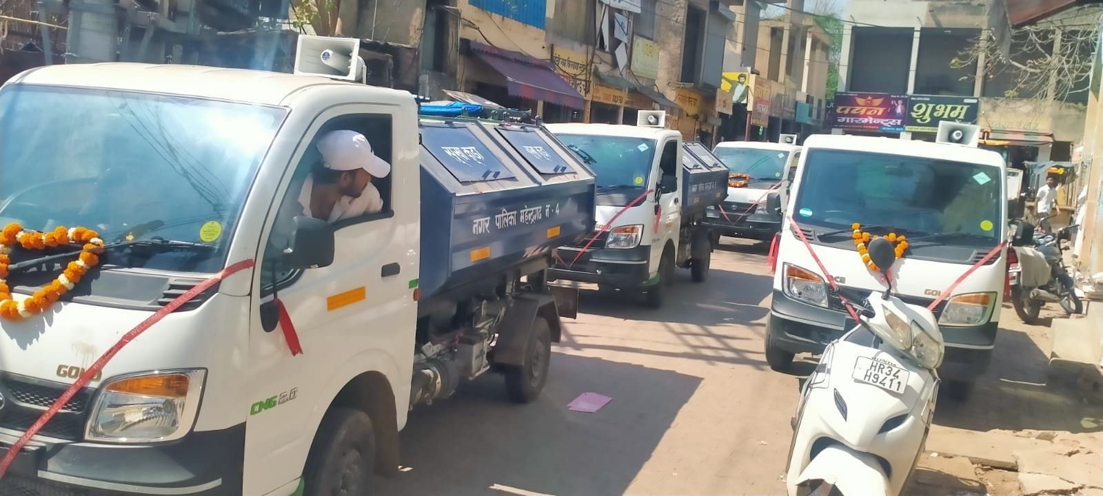 फोटो संख्या:66- नगर पालिका कार्यालय में डोर-टू-डोर कूड़ा  कलेक्शन  वाहनों को हरी झंडी  दिखाकर र