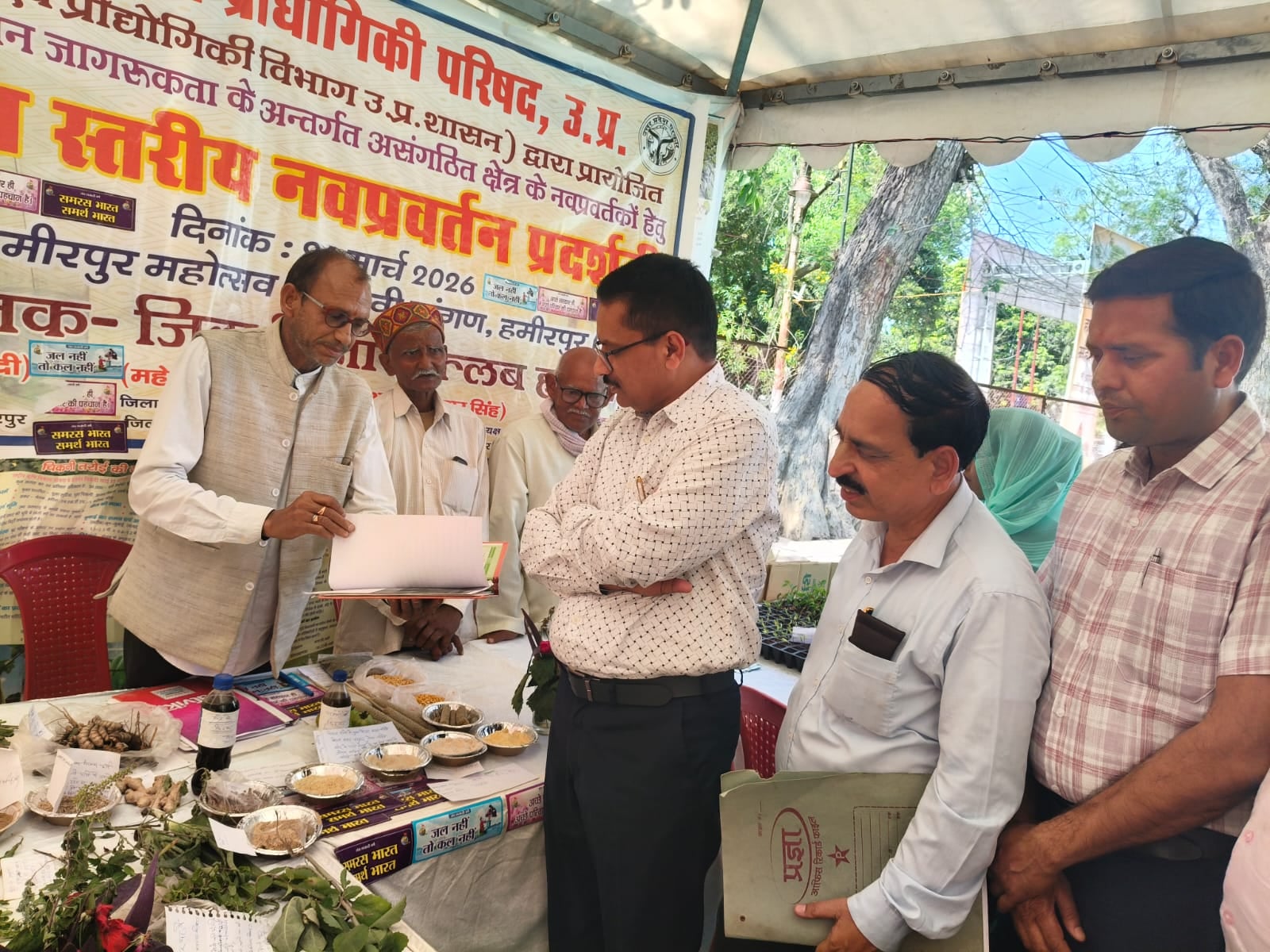 फोटो24एचएएमपी16 किसान गोष्ठी में मंचासीन अधिकारी। संवाद